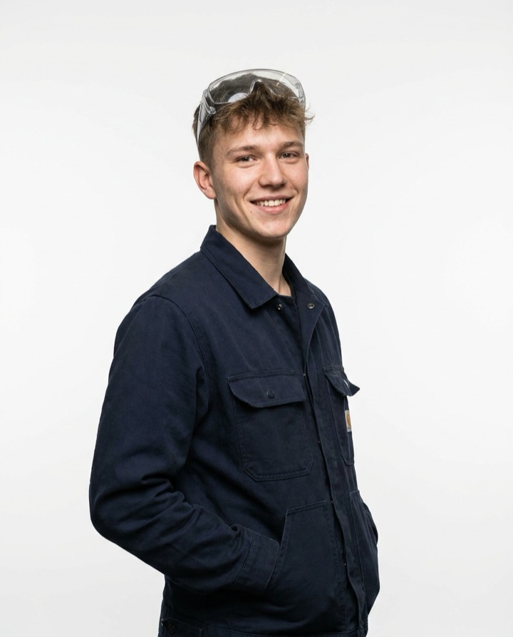 Auszubildender in Arbeitsjacke